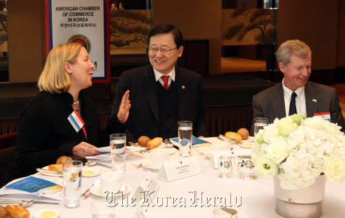 AMCHAM president Amy Jackson (left) shares a laugh with Knowledge Economy Minister Hong Suk-woo (center) and Chamber chairman Pat Gaines during a luncheon meeting on Tuesday.  Yonhap News