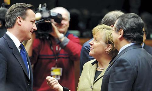British Prime Minister David Cameron (left) speaks\r\nwith German Chancellor Angela Merkel (center) and European\r\nCommission President Jose Manuel Barroso during an EU summit\r\nin Brussels on Monday. (AP-Yonhap News)