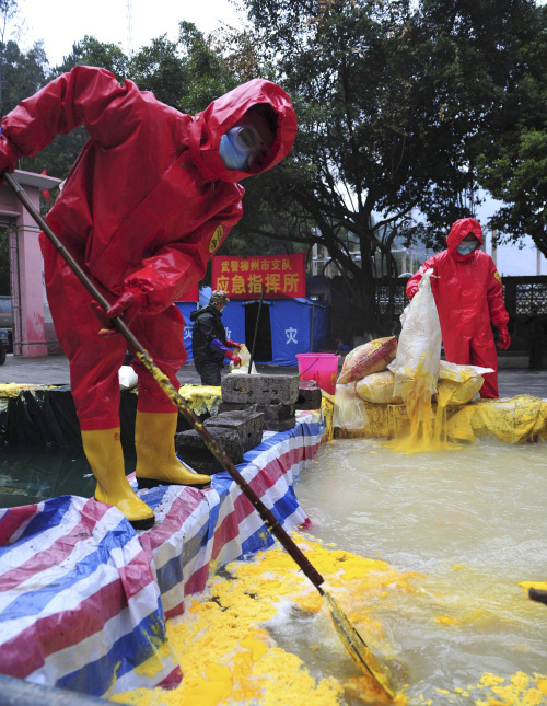 <YONHAP PHOTO-0663> In this photo released by China's Xinhua News Agency, firemen dump neutralizers, made from dissolved aluminum chloride, at a water station near the Longjiang River to dissolve contaminants in Liuzhou of south China's Guangxi Zhuang Autonomous Region, Monday, Jan. 30, 2012. China's environmental authorities were redoubling efforts Monday to prevent a toxic cadmium spill from further tainting water supplies of cities downstream, as seven chemical company officials were reported detained in connection with the accident. (AP Photo/Xinhua, Huang Xiaobang) NO SALES/2012-01-31 12:40:04/ <저작권자 ⓒ 1980-2012 ㈜연합뉴스. 무단 전재 재배포 금지.>\r\n<YONHAP PHOTO-0663> In this photo released by China's Xinhua News Agency, firemen dump neutralizers, made from dissolved aluminum chloride, at a water station near the Longjiang River to dissolve contaminants in Liuzhou of south China's Guangxi Zhuang Autonomous Region, Monday, Jan. 30, 2012. China's environmental authorities were redoubling efforts Monday to prevent a toxic cadmium spill from further tainting water supplies of cities downstream, as seven chemical company officials were reported detained in connection with the accident. (AP Photo/Xinhua, Huang Xiaobang) NO SALES/2012-01-31 12:40:04/ <저작권자 ⓒ 1980-2012 ㈜연합뉴스. 무단 전재 재배포 금지.>