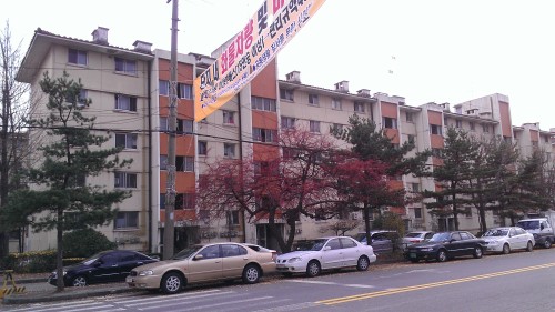 종상향으로 재건축 사업 수익성이 개선된 송파구 가락동의 가락시영아파트 시세가 조정을 멈추고 상승세로 돌아섰다. 사진은 가락시영아파트 전경.