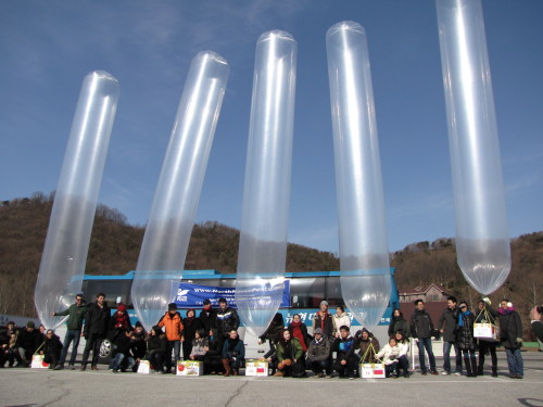 SHARING PAGE
Volunteers prepare to launch helium balloons to carry socks to North Korea from Paju on Saturday.  Kirsty Taylor/The Korea Herald