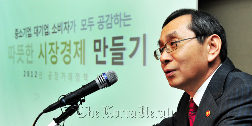김동수 공정거래위원장이 1일 여의도 63빌딩에서 열린 상장회사 감사회 상장회사 CFO포럼에서 "중소기업, 대기업, 소비자가 모두 공감하는" 2012년 공정거래 정책방향을 설명하고 있다. 박현구 기자phko@heraldm.com 2012.02.01
Fair Trade Commission chairman Kim Dong-soo speaks in a business forum in Seoul on Wednesday. Park Hyun-koo/The Korea Herald