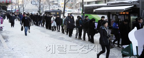 밤새 얼어버린 눈으로 출근길 정체가 예상되는 가운데 1일 오전 동작구 사당역에는 대중교통을 이용해 출근하려는 시민들의 발길이 이어지고 있다. 박해묵 기자/mook@heraldm.com\r\n밤새 얼어버린 눈으로 출근길 정체가 예상되는 가운데 1일 오전 동작구 사당역에는 대중교통을 이용해 출근하려는 시민들의 발길이 이어지고 있다. 박해묵 기자/mook@heraldm.com\r\n지난달 31일 내린 폭설은 출근길 직장인들을 골치 아프게 한다. 날씨까지 추워, 거리는 꽁꽁 얼어 미끄럽다. 자가용은 집에 두고, 대중교통을 이용할 수밖에 없다. 1일 오전 서울 동작구 사당역에서 대중교통을 이용해 출근하려는 시민들의 발길이 이어지고 있다. 	 박해묵 기자/mook@heraldm.com