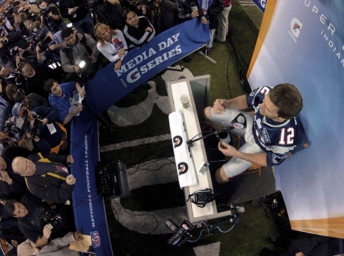 <YONHAP PHOTO-0365> New England Patriots quarterback Tom Brady answers questions during Media Day for NFL football's Super Bowl XLVI Tuesday, Jan. 31, 2012, in Indianapolis. (AP Photo/David J. Phillip)/2012-02-01 08:42:46/ <저작권자 ⓒ 1980-2012 ㈜연합뉴스. 무단 전재 재배포 금지.>
New England Patriots quarterback Tom Brady answers questions during the Super Bowl’s media day on Tuesday.  AP-Yonhap News