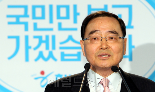 31일 정홍원 공천심사위원장이 기자회견을 하고 있다. 박현구 기자phko@heraldm.com 2012,01,31\r\n31일 정홍원 공천심사위원장이 기자회견을 하고 있다. 박현구 기자phko@heraldm.com 2012,01,31\r\n지난달 31일 정홍원 한나라당 공천심사위원장이 여의도 당사에서 임명 직후 기자들에게 수락배경과 포부를 밝히고 있다.  박현구 기자/phko@heraldm.com