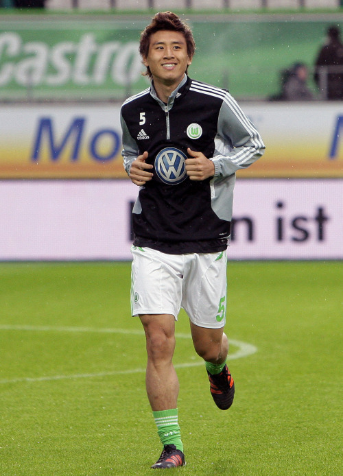 <YONHAP PHOTO-0165> WOLFSBURG, GERMANY, JAN 21: KOO Ja-Cheol (VfL) warms up before the Bundesliga match between VfL Wolfsburg and FC Koeln at the Volkswagen Arena in Wolfsburg, Germany on January 21, 2012. VfL Wolfsburg won the game 1-0..Photographer: Andre Latendorf/Penta Press/2012-01-22 07:46:24/ <저작권자 ⓒ 1980-2012 ㈜연합뉴스. 무단 전재 재배포 금지.>
Koo Ja-cheol
