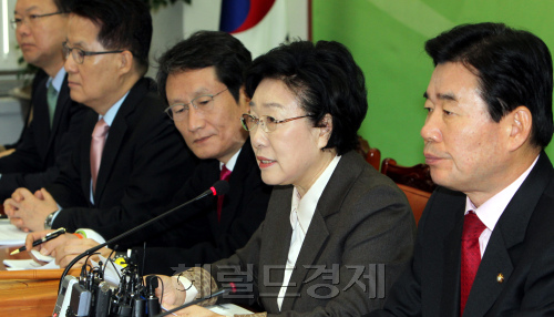 민주통합당 한명숙 대표가 1일 오전 국회 당대표실에서 열린 최고위원회의를 주재하고 있다.  한 대표는 이날 4ㆍ11 총선 공천심사위원장에 강철규 우석대 총장 임명 사실을 발표한뒤 "강직하고 청렴한 성품을 지니고 원칙을 일관되게 지켜오신 분"이라고 소개했다.  박현구 기자phko@heraldm.com 2012.02.01\r\n민주통합당 한명숙 대표가 1일 오전 국회 당대표실에서 열린 최고위원회의를 주재하고 있다.  한 대표는 이날 4ㆍ11 총선 공천심사위원장에 강철규 우석대 총장 임명 사실을 발표한뒤 "강직하고 청렴한 성품을 지니고 원칙을 일관되게 지켜오신 분"이라고 소개했다.  박현구 기자phko@heraldm.com 2012.02.01\r\n민주통합당 한명숙 대표가 1일 열린 최고위원회의에서 4ㆍ11 총선 공천심사위원장에 강철규 우석대 총장 임명 사실을 발표한 뒤 “강직하고 청렴한 성품을 지니고 원칙을 일관되게 지켜오신 분”이라고 소개했다.   박현구 기자/phko@heraldm.com