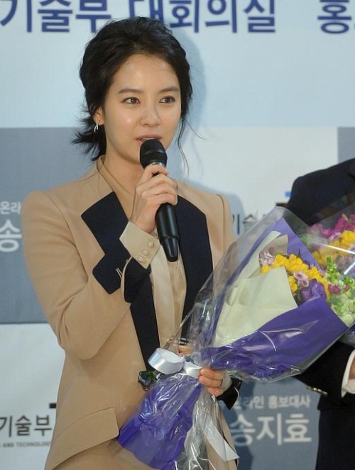 송지효(천성임), 영화배우, 탤런트/ 송지효-소속사 대표 열애설, 네티즌 “‘월요커플’ 개리는?”
