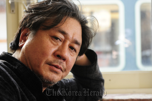영화 '범죄와의 전쟁' 주연 배우 최민식. 박해묵 기자/mook@heraldm.com
Actor Choi Min-sik poses for a photo in Samcheong-dong, Monday.  Park Hae-mook/The Korea Herald