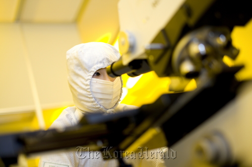 A Samsung Electronics employee works at its factory.  Samsung Electronics
A Samsung Electronics employee works at its factory.  Samsung Electronics