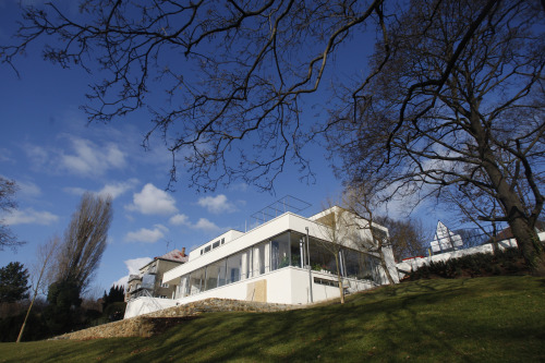 <YONHAP PHOTO-1249> This photo taken Wednesday, Jan. 25, 2012, shows an outside view of the Tugendhat Villa in Brno, Czech Republic. The famous modern villa designed by German architect Ludwig Mies van der Rohe and completed in 1930 has undergone a major two year refurbishment and is set to open to the public March, 6, 2012. (AP Photo/Petr David Josek)/2012-01-31 17:21:20/ <저작권자 ⓒ 1980-2012 ㈜연합뉴스. 무단 전재 재배포 금지.>
This photo taken Jan. 25 shows an outside view of the Tugendhat Villa in Brno, Czech Republic.  AP-Yonhap News