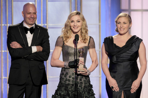 <YONHAP PHOTO-0674> In this image released by NBC, Madonna, center, accepts the award for Best Original Song in a Motion Picture during the 69th Annual Golden Globe Awards, Sunday, Jan. 15, 2012 in Los Angeles. (AP Photo/NBC, Paul Drinkwater)/2012-01-16 12:20:45/ <저작권자 ⓒ 1980-2012 ㈜연합뉴스. 무단 전재 재배포 금지.>
Madonna