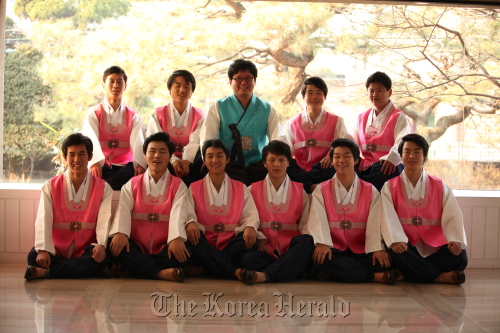 Kim Tae-hoon (center, second row) and his boys pose for a family portrait.  Kim Tae-hoon