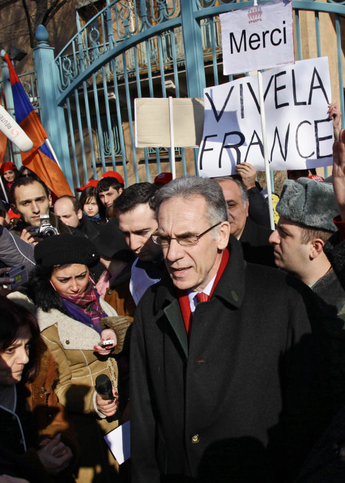 <YONHAP PHOTO-1558> French Ambassador to Armenia Henry Renault speaks to activists of an Armenian youth group gathered at the French Embassy in Yerevan to express their gratitude to France's parliament for passing a bill that outlaws denial of Armenian genocide, in Yerevan, Armenia, Tuesday, Jan. 24, 2012. France's parliament voted Monday to make it a crime to deny that the killings of Armenians by Ottoman Turks nearly a century ago constituted a genocide, risking more sanctions from Turkey and complicating an already delicate relationship with the rising power. (AP Photo/Tigran Mehrabyan, PanARMENIAN)/2012-01-24 23:59:22/ <저작권자 ⓒ 1980-2012 ㈜연합뉴스. 무단 전재 재배포 금지.>
French Ambassador to Armenia Henry Renault speaks to activists of an Armenian youth group gathered at the French Embassy in Yerevan to express their gratitude to France’s parliament for passing a bill that outlaws denial of Armenian genocide, in Yerevan, Armenia, Tuesday.  AP-Yonhap News