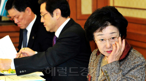 민주통합당 한명숙 대표가 2일 국회에서 보편적 복지 특별위원회 정책과제 발표를 하기에 앞서 이용섭 정책위의의장과 이야기하고 있다. 박현구 기자phko@heraldm.com 2012.02.02\r\n민주통합당 한명숙 대표가 2일 국회에서 보편적 복지 특별위원회 정책과제 발표를 하기에 앞서 이용섭 정책위의의장과 이야기하고 있다. 박현구 기자phko@heraldm.com 2012.02.02\r\n민주통합당은 2일 300인 이상 기업체는 매년 3%씩 청년고용의무제를 채택하는 한편, 모두 33조원이 들어가는 보편적 복지시리즈를 발표했다. 기자회견에 참석한 한명숙 대표는 “보편적 복지에 대해 언론과 정부가 근거 없이 비난한다”고 말했다.  박현구 기자/phko@heraldm.com
