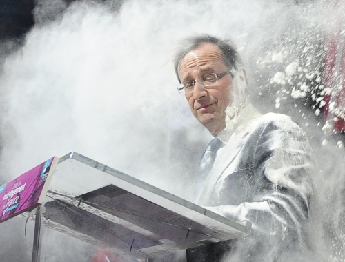 <YONHAP PHOTO-0595> ALTERNATIVE CROP OF PAR101 French Socialist Party candidate for the 2012 presidential elections, Francois Hollande, is covered in flour, after an unidentified woman ran on stage and threw the flour on Hollande in Paris, Wednesday, Feb. 1, 2012. The woman ran to the side of the podium where Socialist Francois Hollande stood on Wednesday to sign a "social contract" in favor of housing for all. (AP Photo/SZG) FRANCE OUT INTERNET OUT ONLINE OUT/2012-02-02 06:22:09/ <저작권자 ⓒ 1980-2012 ㈜연합뉴스. 무단 전재 재배포 금지.>\r\n<YONHAP PHOTO-0595> ALTERNATIVE CROP OF PAR101 French Socialist Party candidate for the 2012 presidential elections, Francois Hollande, is covered in flour, after an unidentified woman ran on stage and threw the flour on Hollande in Paris, Wednesday, Feb. 1, 2012. The woman ran to the side of the podium where Socialist Francois Hollande stood on Wednesday to sign a "social contract" in favor of housing for all. (AP Photo/SZG) FRANCE OUT INTERNET OUT ONLINE OUT/2012-02-02 06:22:09/ <저작권자 ⓒ 1980-2012 ㈜연합뉴스. 무단 전재 재배포 금지.>