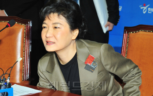 2일 생일을 맞은 박근혜 한나라당 비상대책위원장이  국회에서 새로운 당명을 결정하는 전체회의를 열고 있다. 박현구 기자phko@heraldm.com 2012.02.02\r\n2일 생일을 맞은 박근혜 한나라당 비상대책위원장이  국회에서 새로운 당명을 결정하는 전체회의를 열고 있다. 박현구 기자phko@heraldm.com 2012.02.02\r\n2일 생일이자 환갑을 맞은 박근혜 한나라당 비상대책위원장은 당명을 ‘새누리당’으로 변경하고 새출발했다.  박현구 기자/phko@heraldm.com