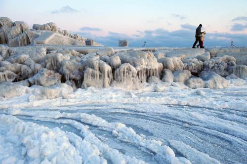 <YONHAP PHOTO-0113> People walks on an ice covered dam next to frozen Black Sea waters in Constanta city, some 230km east of Bucharest on February 1, 2012. Temperatures plunged to minus 34 Celsius in central Romania, eight people died due to cold related causes according to local media. AFP PHOTO DANIEL MIHAILESCU /2012-02-02 01:13:04/ <저작권자 ⓒ 1980-2012 ㈜연합뉴스. 무단 전재 재배포 금지.>\r\n<YONHAP PHOTO-0113> People walks on an ice covered dam next to frozen Black Sea waters in Constanta city, some 230km east of Bucharest on February 1, 2012. Temperatures plunged to minus 34 Celsius in central Romania, eight people died due to cold related causes according to local media. AFP PHOTO DANIEL MIHAILESCU /2012-02-02 01:13:04/ <저작권자 ⓒ 1980-2012 ㈜연합뉴스. 무단 전재 재배포 금지.>