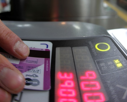 A passenger pays subway fare with a transit card in Seoul on Monday. (Yonhap News)