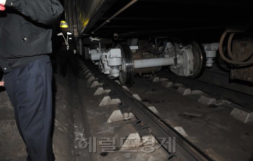 종로3가 지하철 탈선,<br />이상섭 기자. babtong@heraldm.com 2012.02.02\r\n서울시민, 출근하려는 직장인이 2일 서울역에서 발생한 사상 최악의 지하철 전동차 사고로 꽁꽁 발이 묶였다. 서울 지하철 1호선 종로3가와 5가 사이에서 열차바퀴 2개가 빠지면서 탈선한 전동차 모습.  이상섭 기자/babtong@heraldm.com