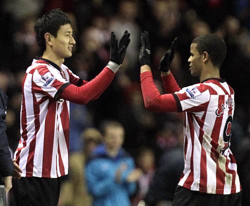 <YONHAP PHOTO-0817> Sunderland's South Korean striker Ji Dong-Won (L) replaces goal-scorer Fraizer Campbell (R) during their 3-0 victory in the English Premier League football match between Sunderland and Norwich City at The Stadium of Light in Sunderland, north-east England on February 1, 2012. AFP PHOTO/GRAHAM STUART RESTRICTED TO EDITORIAL USE. No use with unauthorized audio, video, data, fixture lists, club/league logos or ?live? services. Online in-match use limited to 45 images, no video emulation. No use in betting, games or single club/league/player publications. /2012-02-02 08:13:54/ <저작권자 ⓒ 1980-2012 ㈜연합뉴스. 무단 전재 재배포 금지.>
Sunderland’s Ji Dong-won (left) replaces Frazier Campbell during a Premier League match on Wednesday.   AFP-Yonhap News