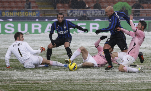 <YONHAP PHOTO-0711> Inter Milan Argentine midfielder Esteban Cambiasso, right, makes an attemp to score as Palermo goalkeeper Emiliano Viviano lies on the ground during a Serie A soccer match between Inter Milan and Palermo, at the San Siro stadium in Milan, Italy, Wednesday, Feb.1, 2012. (AP Photo/Luca Bruno)/2012-02-02 06:31:21/ <저작권자 ⓒ 1980-2012 ㈜연합뉴스. 무단 전재 재배포 금지.>
Inter Milan midfielder Esteban Cambiasso threads through Palermo’s defense on Wednesday.  AP-Yonhap News
