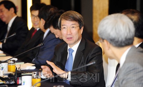 정운찬 동반성장위원회 위원장이 2일 오전 서울 반포 팰리스 호텔에서 제13차동반성장위원회를 개최하고 참석자들과 이야기를 나누고 있다. 박해묵 기자/mook@heraldm.com
Chung Un-chan