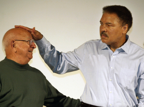 <YONHAP PHOTO-1371> FILE - In this Oct. 9, 2003, file photo, boxing great Muhammad Ali touches the head of his former coach Angelo Dundee at the Book Fair in Frankfurt, Germany. Dundee, the trainer who helped groom Ali and Sugar Ray Leonard into world champions and became one of boxing's most recognizable figures, died Wednesday, Feb. 1, 2012. He was 90. (AP Photo/Michael Probst, File)/2012-02-02 12:34:30/ <저작권자 ⓒ 1980-2012 ㈜연합뉴스. 무단 전재 재배포 금지.>
In this 2003 file photo, boxing great Muhammad Ali touches the head of his former coach Angelo Dundee.  AP-Yonhap News