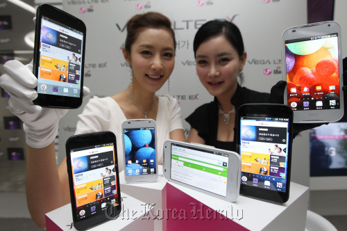LG Uplus showcases new LTE smartphones at its headquarters in Seoul.   Yonhap News