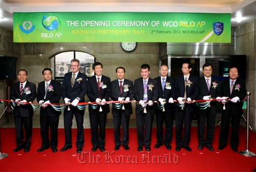 Korea Customs Service commissioner Joo Yung-sup (fifth from left) and other guests attend a ribbon-cutting ceremony for World Customs Organization’s regional intelligence liaison office for Asia and the Pacific in Seoul on Thursday.  Korea Customs Service