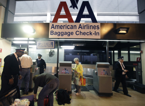 <YONHAP PHOTO-0359> American Airlines baggage handlers help passengers check luggage at Dallas-Fort Worth International airport in Grapevine, Texas, Wednesday, Feb. 1, 2012. American Airline corporate leadership is having closed door meetings with union representatives about the future of jobs and the pension for workers. (AP Photo/LM Otero) (AP Photo/LM Otero)/2012-02-02 06:04:39/ <저작권자 ⓒ 1980-2012 ㈜연합뉴스. 무단 전재 재배포 금지.>
American Airlines baggage handlers help passengers check luggage at Dallas International airport in Texas.  AP-Yonhap News