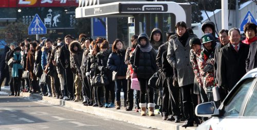 <YONHAP PHOTO-1046> 강추위 속 전철 고장, 시민들 '큰 불편' (서울=연합뉴스) 김주성 기자 = 서울의 최저 기온이 영하 16.7도까지 내려가는 등 강추위가 몰아친 2일 오전 서울역 택시 승차장에 전철 1호선 고장 등으로 인해 택시를 타려는 시민들이 몸을 잔뜩 웅크린 채 길게 줄을 서 있다. 2012.2.2 utzza@yna.co.kr/2012-02-02 10:29:14/ <저작권자 ⓒ 1980-2012 ㈜연합뉴스. 무단 전재 재배포 금지.>
Commuters stand in line at a taxi stand near Seoul Station on Thursday as some subway services were suspended during the morning rush hour due to inclement weather.  Yonhap News