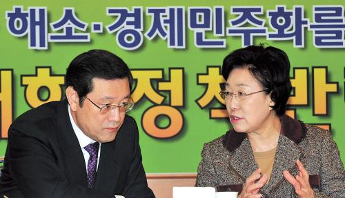 Han Myeong-sook (right), chairwoman of the main opposition Democratic United Party, talks with chief policymaker Lee Yong-sup before announcing the DUP’s policy pledges on universal welfare in the National Assembly, Thursday. (Park Hyun-koo/The Korea Herald)