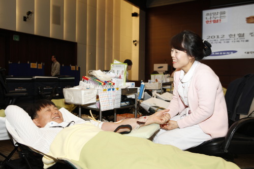삼성사회봉사단(사장 서준희)은 2월 한 달간 동절기 혈액 수급에 도움을 주기 위해 삼성그룹 전 임직원들을 대상으로 헌혈캠페인을 벌인다. 2일 삼성전자 5층 다목적홀에서 실시한 헌혈캠페인에 삼성직원이 참가, 헌혈을 하고 있다.