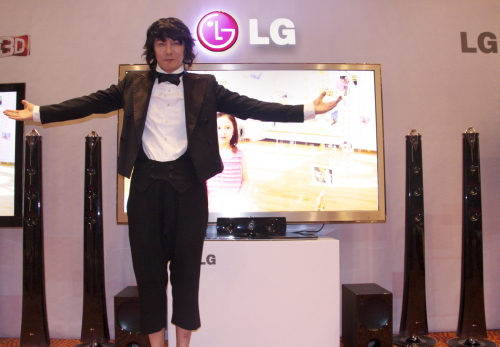 LG전자가 한류마케팅을 통해 중국 3D TV 시장 공략을 강화한다. LG전자는 2일 중국 상하이 매리어트호텔 루완에서 열린 기자간담회에 시네마 3D 신제품을 전시해 현지 언론으로부터 호평을 받았다. 기자간담회장에 마련된 시네마 3D TV 전시존에서 가수 김장훈 씨가 포즈를 취하고 있다.  [사진제공=LG전자]