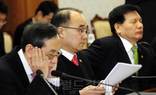 3일 오전 세종로 정부중앙청사에서 제5차 서민경제대책점검회의가 열린 가운데 박재완 기획재정부장관을 비롯한 경제부처 장관들이 굳은 표정을 짓고 있다. 박해묵 기자/mook@heraldm.com\r\n3일 오전 세종로 정부중앙청사에서 제5차 서민경제대책점검회의가 열린 가운데 박재완 기획재정부장관을 비롯한 경제부처 장관들이 굳은 표정을 짓고 있다. 박해묵 기자/mook@heraldm.com