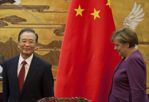 <YONHAP PHOTO-2522> German Chancellor Angel Merkel, right, arrives to address a press conference after meeting with Chinese Premier Wen Jiabao, left, at the Great Hall of the People in Beijing, China, Thursday, Feb. 2, 2012. Merkel called on China, the biggest buyer of Iranian oil, to use its influence to persuade Tehran to renounce possible nuclear weapons ambitions. (AP Photo/Adrian Bradshaw, Pool)/2012-02-02 22:15:18/ <저작권자 ⓒ 1980-2012 ㈜연합뉴스. 무단 전재 재배포 금지.>\r\n<YONHAP PHOTO-2522> German Chancellor Angel Merkel, right, arrives to address a press conference after meeting with Chinese Premier Wen Jiabao, left, at the Great Hall of the People in Beijing, China, Thursday, Feb. 2, 2012. Merkel called on China, the biggest buyer of Iranian oil, to use its influence to persuade Tehran to renounce possible nuclear weapons ambitions. (AP Photo/Adrian Bradshaw, Pool)/2012-02-02 22:15:18/ <저작권자 ⓒ 1980-2012 ㈜연합뉴스. 무단 전재 재배포 금지.>