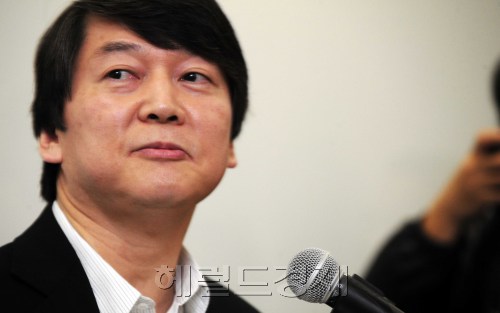 안철수 서울대 융합과학기술대학장이 1일 오전 경기도 판교 안철수연구소 사옥에서 열린 안철수연구소 사회공헌팀 신설 기자회견에 참석해 정당 창당이나 강남출마설은 전혀 가능성이 없다고 밝히고 있다. 박해묵 기자/mook@heraldm.com