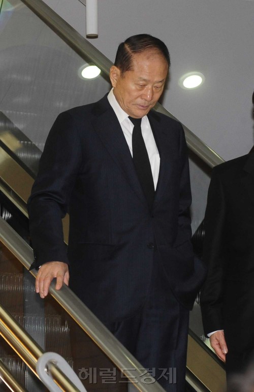 故 박태준 포스코 명예회장이 별세한 지 사흘째인 16일 오전 이상득 한나라당 의원이 서울 연세대 신촌세브란스병원에 마련된 빈소에 조문하고 있다. 박해묵 기자/mook@heraldm.com\r\n故 박태준 포스코 명예회장이 별세한 지 사흘째인 16일 오전 이상득 한나라당 의원이 서울 연세대 신촌세브란스병원에 마련된 빈소에 조문하고 있다. 박해묵 기자/mook@heraldm.com