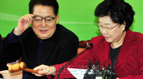 한명숙 민주통합당 대표는 3일 국회에서 최고위원회의를 열어 공천심사 인선과 방향 등을 논의하고 있다. 박현구 기자phko@heraldm.com 2012.02.03\r\n한명숙 민주통합당 대표는 3일 국회에서 최고위원회의를 열어 공천심사 인선과 방향 등을 논의하고 있다. 박현구 기자phko@heraldm.com 2012.02.03\r\n한명숙 민주통합당 대표가 3일 박지원 최고위원과 공천심사 인선과 방향을 논의하고 있다.  한 대표는 이날 김경협 부천 원미갑 총선 예비후보의 ‘돈봉투’ 내사 무혐의 결정과 관련해 “초청장을 돈봉투로 둔갑시키려던 검찰의 시도가 결국 헛발질로 끝났다”면서 “공식 사죄할 것을 검찰에 강하게 요청한다”고 밝혔다. 박현구 기자/phko@heraldm.com