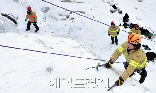 0202중앙119  산악구조훈련<br />포천= 김명섭 기자 msiron@\r\n0202중앙119  산악구조훈련\n포천= 김명섭 기자 msiron@\r\n0202중앙119  산악구조훈련\n포천= 김명섭 기자 msiron@
