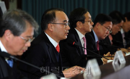 3일 세종로 정부청사에서 박재완 기획재정부장관 주재로 물가관계대책회의가 열렸다. 박재완장관이 모두발언을 하고 있다.<br />이상섭 기자. babtong@heraldm.com 2012.02.03
Finance Minister Bahk Jae-wan (second from left) speaks at a meeting of government officials to curb inflation at the government office in Gwacheon, south of Seoul, on Friday. Lee Sang-sub/The Korea Herald
Finance Minister Bahk Jae-wan (second from left) speaks at a meeting of government officials to curb inflation at the government office in Gwacheon, south of Seoul, on Friday. Lee Sang-sub/The Korea Herald