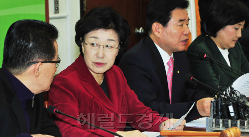 한명숙 민주통합당 대표는 3일 국회에서 최고위원회의를 열어 공천심사 인선과 방향 등을 논의하고 있다. 박현구 기자phko@heraldm.com 2012.02.03