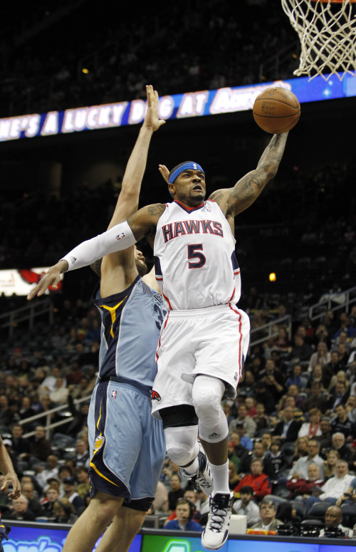 <YONHAP PHOTO-0583> Atlanta Hawks power forward Josh Smith (5) drives past Memphis Grizzlies center Marc Gasol (33) while scoring in the first quarter of an NBA basketball game on Thursday, Feb. 2, 2012, in Atlanta. (AP Photo/John Bazemore)/2012-02-03 11:07:49/ <저작권자 ⓒ 1980-2012 ㈜연합뉴스. 무단 전재 재배포 금지.>
Atlanta Hawks power forward Josh Smith (front) drives past Memphis Grizzlies center Marc Gasol while scoring in the first quarter in Atlanta on Thursday.  AP-Yonhap News