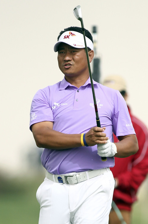 <YONHAP PHOTO-2177> K J Choi of South Korea watches his shot during the first round of the Qatar Masters tournament at the Doha Golf Club Thursday Feb. 2, 2012. (AP Photo/Osama Faisal)/2012-02-02 19:35:40/ <저작권자 ⓒ 1980-2012 ㈜연합뉴스. 무단 전재 재배포 금지.>
Choi Kyung-ju of South Korea watches his shot during the first round of the Qatar Masters tournament at the Doha Golf Club on Thursday.  AP-Yonhap News