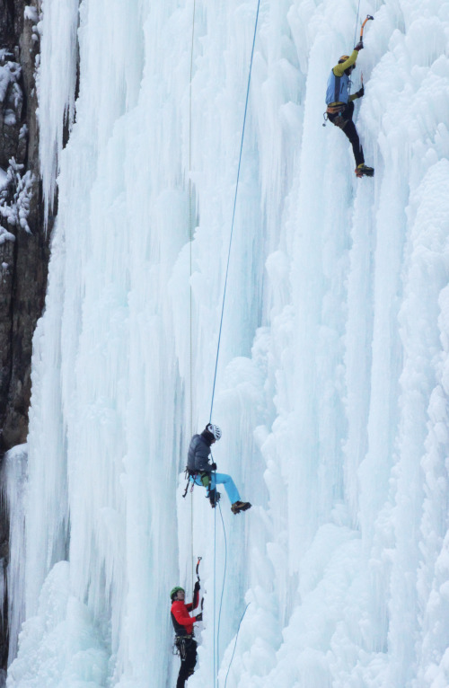 Climbers ascend frozen ice walls
at the Yeong Dong Ice Park in
North Chungcheong Province on
Jan. 8. Yonhap News