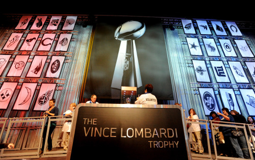 <YONHAP PHOTO-0595> NFL fans line up to get their picture taken with the NFL Super Bowl Championship Lombardi Trophy at the NFL Experience at the Indianapolis Convention Center in downtown Indianapolis, Indiana on February 3, 2012. The New England Patriots play the New York Giants in the Super Bowl on February 5, 2012. UPI/Pat Benic/2012-02-04 07:17:09/ <저작권자 ⓒ 1980-2012 ㈜연합뉴스. 무단 전재 재배포 금지.>
NFL fans line up to get their picture taken with the Lombardi Trophy in Indianapolis.  UPI-Yonhap News