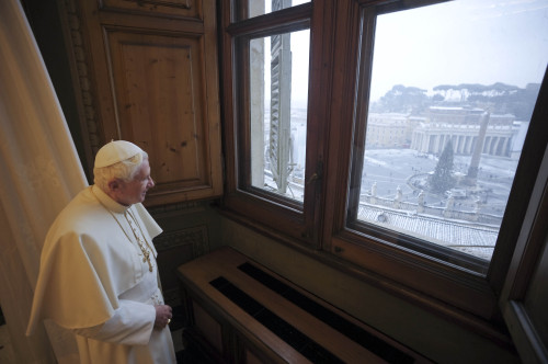 <YONHAP PHOTO-0360> This picture taken and provided by the Vatican newspaper L'Osservatore Romano on Friday, Feb. 3, 2012, shows Pope Benedict XVI at the window of his studio overlooking St. Peter's Square at the Vatican, as he watches an unusual snowfall that has covered the Italian capital with a white layer of snow on Friday. (AP Photo/L'Osservatore Romano, handout)/2012-02-04 04:48:39/ <저작권자 ⓒ 1980-2012 ㈜연합뉴스. 무단 전재 재배포 금지.>
Pope Benedict XVI at the window of his studio overlooking St. Peter’s Square     AP-Yonhap News