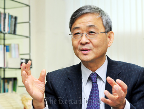 한국영어영문학회장 동국대 김영민 교수. 박현구 기자phko@heraldm.com 2012.02.02
Kim Young-min, president of English Language & Literature Association of Korea, speaks during an interview with The Korea Herald at his Dongguk University office in Seoul on Thursday.  Park Hyun-koo/The Korea herald
