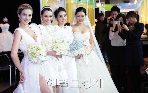 결혼정보회사 듀오에서 5일 오전 서울 광장동에 위치한 쉐라톤 그랜드 워커힐 호텔에서 제14회 '듀오웨딩페어'를 개최한 가운데 모텔들이 재벌가 신부들이 선택한 명품드레스를  입고 전시해 관람객들의 눈길을 끌고 있다.  재벌가 신부들이 선택한 명품드레스로는 베라왕, 케네스풀, 피터랭그너, 라스포사등 해외 유명 디자이너의 작품이다. 박해묵 기자/mook@heraldm.com\r\n결혼정보회사 듀오에서 5일 오전 서울 광장동에 위치한 쉐라톤 그랜드 워커힐 호텔에서 제14회 '듀오웨딩페어'를 개최한 가운데 모텔들이 재벌가 신부들이 선택한 명품드레스를  입고 전시해 관람객들의 눈길을 끌고 있다.  재벌가 신부들이 선택한 명품드레스로는 베라왕, 케네스풀, 피터랭그너, 라스포사등 해외 유명 디자이너의 작품이다. 박해묵 기자/mook@heraldm.com